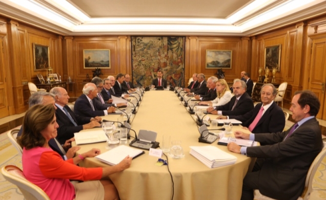 Su Majestad el Rey preside la mesa momentos antes de la reunión del Patronato