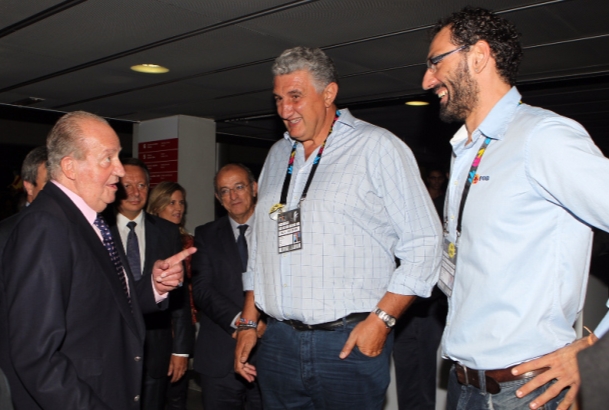 Su Majestad el Rey Don Juan Carlos charla con los exjugadores de baloncesto, Fernando Romay y Jorge Garbajosa