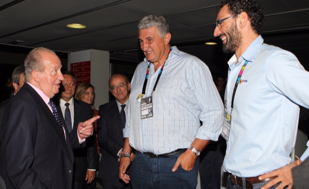 Su Majestad el Rey Don Juan Carlos charla con los exjugadores de baloncesto, Fernando Romay y Jorge Garbajosa
