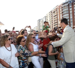 Su Majestad el Rey saluda a los vecinos de Santander a su llegada al Centro Especializado de Alto Rendimiento 