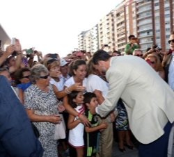 Su Majestad el Rey Don Felipe saluda a unos niños a su llegada al Centro Especializado de Alto Rendimiento 