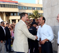 Su Majestad el Rey recibe el saludo del presidente de la Comunidad Autónoma de Cantabria, Ignacio Diego, en presencia del presidente del Parlamento de