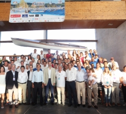 Fotografía de grupo con los miembros del equipo español y con las autoridades presentes en el acto