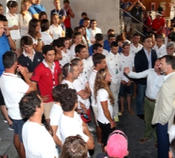 Su Majestad el Rey conversa con algunos de los deportistas participantes en el Campeonato del Mundo de Vela