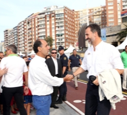 Don Felipe es saludado por el presidente de la Comunidad Autónoma de Cantabria, Ignacio Diego