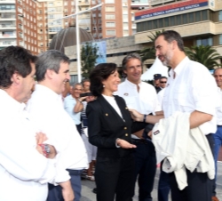 Su Majestad el Rey es saludado por la presidenta del Banco Santander, Ana Patricia Botín, a su llegada al muelle de la zona de regatas 