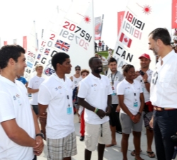 El Rey Don Felipe conversa con algunos de los participantes en el Campeonato Mundial de Vela