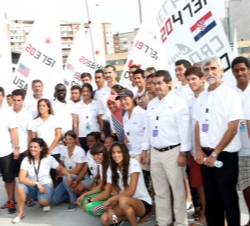 Fotografía de grupo. Don Felipe acompañado por algunos tripulantes de distintos países, durante su recorrido por la zona de embarque de los regatistas