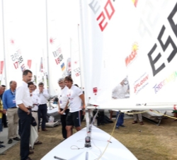 Su Majestad el Rey observa una embarcación participante en el campeonato