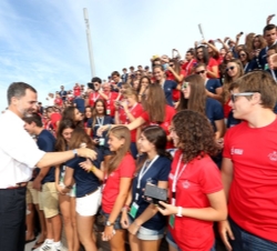 Su Majestad el Rey recibe el saludo de los voluntarios de la organización de Santander 2014