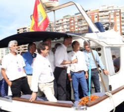 Don Felipe se sube a bordo de una embarcación para presenciar la salida de la regata