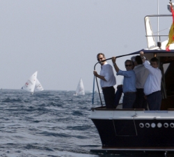 Su Majestad el Rey observa desde una embarcación el desarrollo de la regata