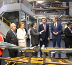 Don Felipe recibe explicaciones durante su recorrido por la planta de General Motors España