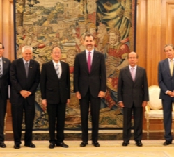Don Felipe y el Presidente de Filipinas, acompañados por el ministro de Asuntos Exteriores de Filipinas, el secretario de Estado de Asuntos Exteriores