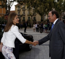 El presidente del Senado recibe a Su Majestad la Reina a su llegada