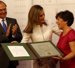 La Reina entrega el galardón a Carmen del Riego en presencia del presidente del Senado