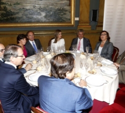 Vista de la mesa presidencial durante el almuerzo