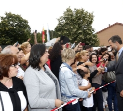 Don Felipe es despedido por los ciudadanos de Pereiro de Aguiar que se aproximaron al centro escolar BenChoShey