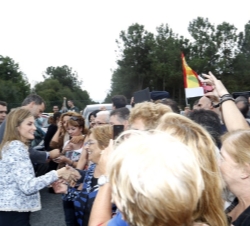Don Felipe y Doña Letizia se despiden de los ciudadanos que se acercaron a las inmediaciones del centro escolar BenChoShey de Pereiro de Aguiar 