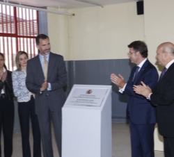 Sus Majestades los Reyes descubren una placa conmemorativa de su visita