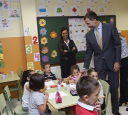 Don Felipe observa los trabajos de los niños a su paso por una de las aulas del colegio BenChoShey