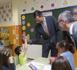 Su Majestad el Rey saluda cariñosamente a un niño del centro escolar BenChoShey
