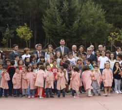 Sus Majestades los Reyes acompañados por los alumnos del colegio BenChoShey de Pereiro de Aguiar y de las autoridades presentes en el acto