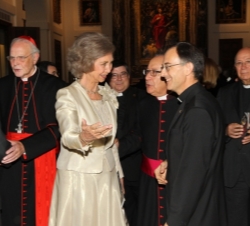 Doña Sofía conversa con los miembros del Cabildo Eclesiástico al término del Concierto