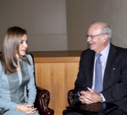 Su Majestad la Reina, con el director ejecutivo de UNICEF, Anthony Lake. 
