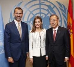 Sus Majestades los Reyes durante el encuentro mantenido con el Secretario General de Naciones Unidas, Ban Ki-moon