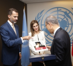 Don Felipe y Doña Letizia regalan una fotografía dedicada al Secretario General de Naciones Unidas, Ban Ki-moon