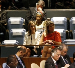 Su Majestad la Reina Doña Letizia, acompañada por la Reina de Holanda, Máxima Zorreguieta, sigue la apertura de la Sesión Plenaria en la galería del h