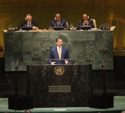 Su Majestad el Rey Don Felipe, en la tribuna de oradores del hemiciclo, durante su intervención en la Asamblea General de Naciones Unidas