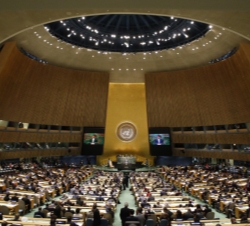 Vista general del hemiciclo de la Asamblea General de Naciones Unidas en el momento de la intervención de Su Majestad el Rey Don Felipe