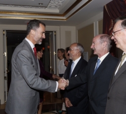 Sus Majestades los Reyes saludan a los miembros de la comunidad científica española asistentes al almuerzo