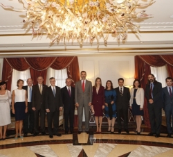 Don Felipe y Doña Letizia en el Salón Henry del Hotel New York Palace, junto a los miembros de la comunidad científica española asistentes al almuerzo