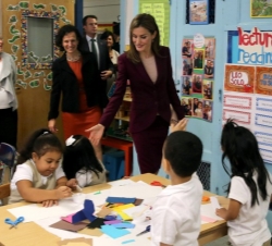Doña Letizia saluda a algunas alumnas del colegio Dos Puentes, durante su visita a éste Colegio de Harlem