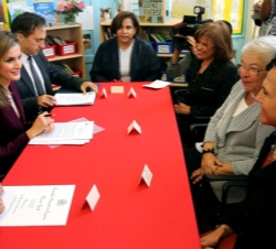 Su Majestad la Reina, durante la reunión que mantuvo con la responsable de educación de Nueva York, Carmen Fariña, durante su visita al colegio Dos Pu
