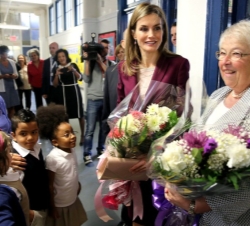 Doña Letizia, junto a la responsable de educación de Nueva York, Carmen Fariña, recibe un ramo de flores de manos de varias alumnas del colegio Dos Pu