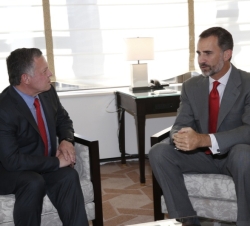Don Felipe conversa con Su Majestad el Rey de Jordania, Abdalá II, en el encuentro que ambos mantuvieron en el Hotel New York Palace