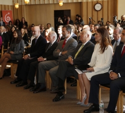 Su Majestad el Rey junto al ministro Margallo, el embajador Gil-Casares, el presidente del IIE, Sr. Allan Goodman y la Sra. Evan Ryan, secretaria Gene
