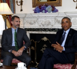 Su Majestad el Rey conversa con el Presidente de los Estados Unidos, Barack Obama.