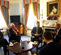 Don Felipe y el Presidente Obama, junto con las respectivas delegaciones.