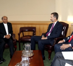 Don Felipe y el Presidente de Túnez, acompañados de las respectivas delegaciones.