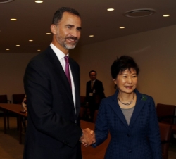 Saludo entre Su Majestad el Rey y la Presidenta de Corea del Sur, Park Geun-Hye.