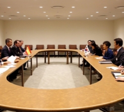 Don Felipe y la Presidenta de Corea del Sur, acompañados de las respectivas delegaciones.