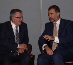 Don Felipe conversa con el Presidente de Polonia, Bronisław Komorowski, durante el encuentro que mantuvieron