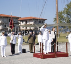 Sus Majestades los Reyes son recibidos con los Honores de Ordenanza a su llegada a la Escuela Naval Militar