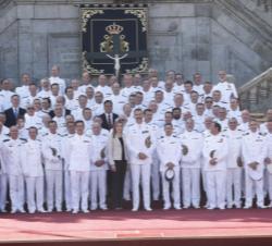 Sus Majestades los Reyes con los integrantes de la Promoción del año 1989