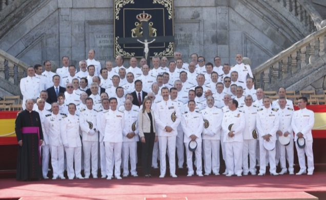 Sus Majestades los Reyes con los integrantes de la Promoción del año 1989